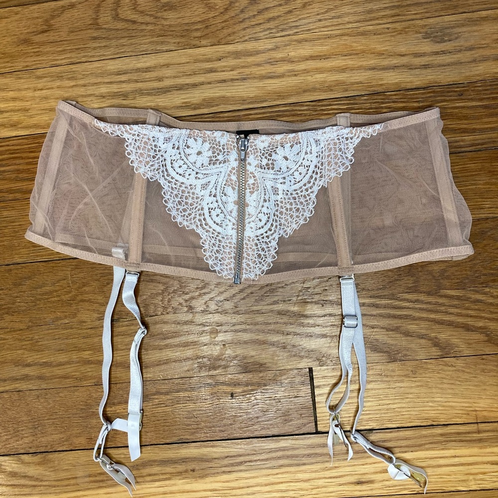Nude Lace Victoria’s Secret Garter Belt M/L